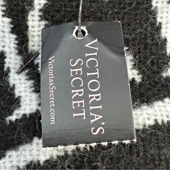 Victoria’s Secret Logo Scarf NWT Black White Acrylic 80” x 12” - Picture 5 of 8